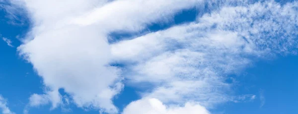 Panoramiczny widok na światło dzienne i wszystkie chmury pod błękitnym niebem, niebo i chmury baner, koncepcja tapety. — Zdjęcie stockowe