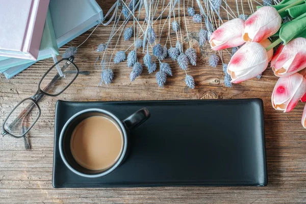 Café en taza negra con bandeja y bonita decoración de maquetas en mesa de madera. Vista de pájaro, concepto de maqueta . —  Fotos de Stock