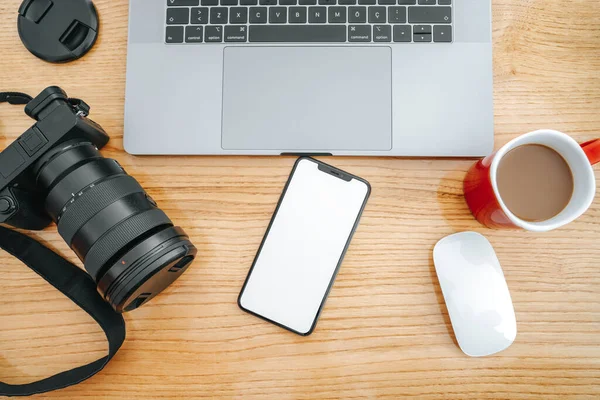 Equipo de fotografía profesional y accesorios electrónicos en un fondo de madera . —  Fotos de Stock