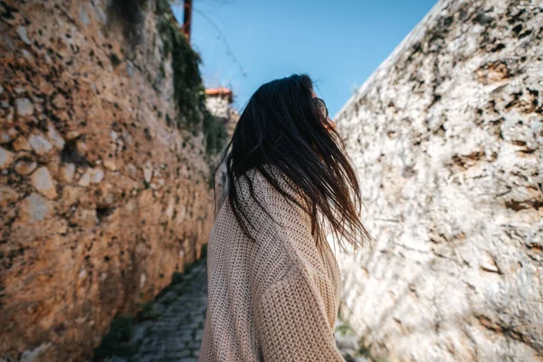 Jeune femme marche avec bonheur entre les murs historiques sur une ruelle étroite. Tourisme et Voyages concept . — Photo