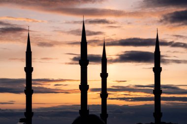 Günbatımına karşı büyük bir caminin silueti ve Coudy Sky arka planı. Ramazan kavramı.