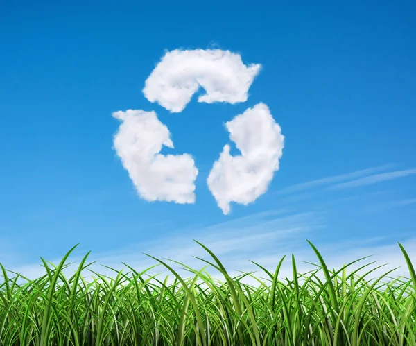 Wolken aan de blauwe hemel in de vorm van het symbool van recycling op groene achtergrond. Beschermingsaard en toekomstig concept. — Stockfoto