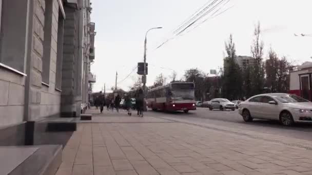 Voronezh, Rusland 29 september 2019. tijdspanne van het verplaatsen van mensen en voertuigen op straat — Stockvideo