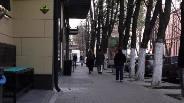 러시아 보로네시, 2019 년 9 월 29 일. 사람들 이 보도를 걷고 있다 — 비디오