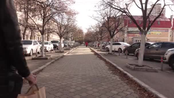 Voroněž, Rusko 29. září 2019. čas na stěhování lidí na ulici. — Stock video