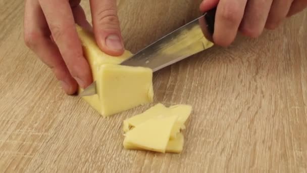 2019年9月2日莫斯科俄罗斯。一个男人用手切一块奶酪 — 图库视频影像