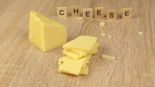 Geraspte kaas wordt bovenop de plakjes kaas gegoten — Stockvideo