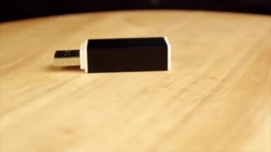 siyah ve beyaz mikro Sd adaptörü ahşap platformda 360 derece döndürür