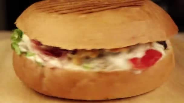 Гамбургер обертається 360 градусів крупним планом — стокове відео