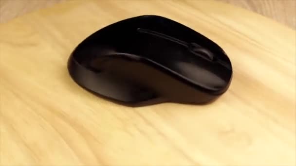 Black computer mouse rotates 360 degrees — ストック動画