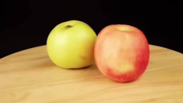 Red and green Apple rotates 360 degrees — ストック動画