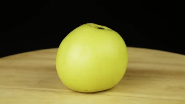 Groene appel draait op een houten standaard 360 graden — Stockvideo