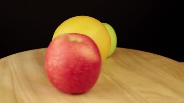 Maçã e laranja vermelho verde e amarelo girar 360 graus — Vídeo de Stock
