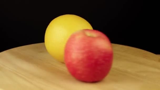 Pomme et orange rouge vert et jaune tourner à 360 degrés — Video