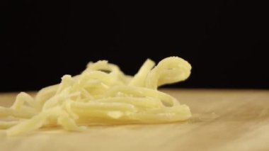 Kurutulmuş mürekkep balığı ahşap bir stantta 360 derece döner.