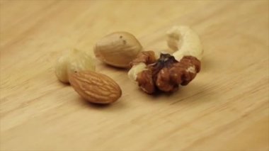 farklı fındıklar ahşap platformda 360 derece dönerler.