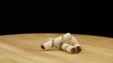 Gofret tüpleri siyah arkaplanda 360 derece döner