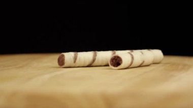 İki gofret tüpü siyah arkaplanda 360 derece dönerler.