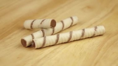 Üç gofret tüpü ahşap bir ayakta 360 derece döner.