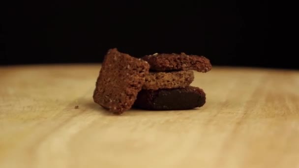 Dark rye crackers rotating 360 degrees — ストック動画