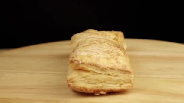 Gâteau sucré tourne à 360 degrés sur fond en bois — Video