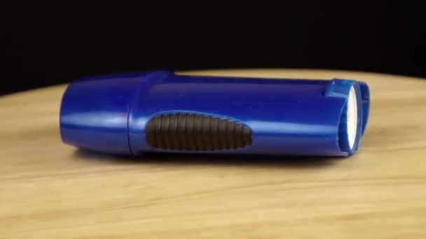 Blauwe deodorant draait 360 graden op houten statief — Stockvideo