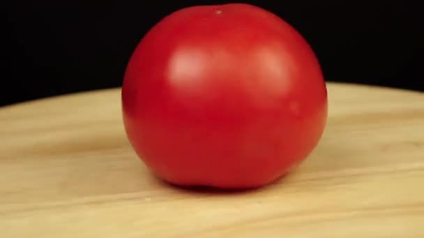 Tomate vermelho gira 360 graus em uma plataforma de madeira — Vídeo de Stock