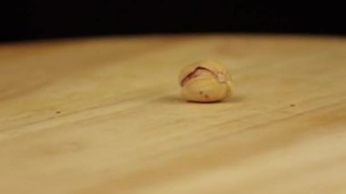 Fıstık 1, ahşap arka planda 360 derece döner.