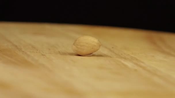 Pistache men draait 360 graden op houten achtergrond — Stockvideo