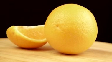 portakal ve dilim ahşap bir platformda 360 derece döner