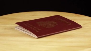 Rusya Federasyonu vatandaşının pasaportu 360 derece dönmektedir.