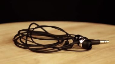 Moskova Rusya 11 Kasım 2019 siyah kulaklıklar ahşap platformda 360 derece dönüyor