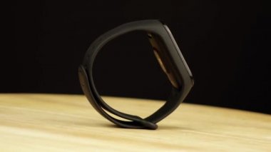 Moskova Rusya 11 Kasım 2019 siyah spor saati 360 derece dönüyor