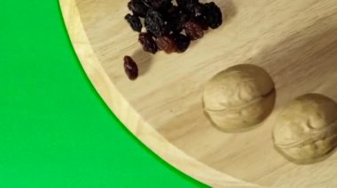 çok farklı fındık Tahtada 360 derece döner ve yeşil arkaplan