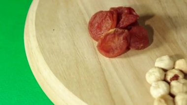 Bir avuç dolusu fındık ahşap bir platformda 360 derece döner.