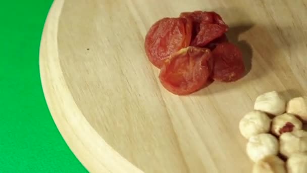 Écrous étalés par poignées tournent à 360 degrés sur une plate-forme en bois — Video