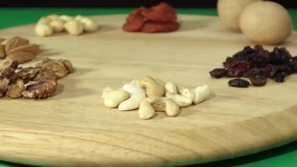 Орехи вращаются на 360 градусов на деревянной платформе — стоковое видео
