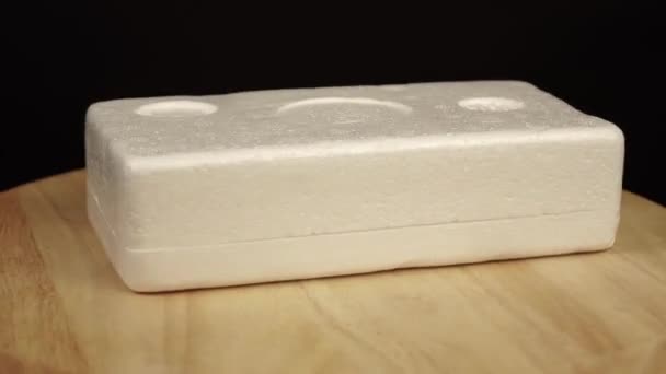 Una pieza de espuma de poliestireno rectangular que se extiende horizontalmente gira 360 grados — Vídeo de stock