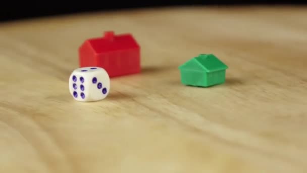 2 červené a zelené domy a kostky otáčet 360 stupňů — Stock video