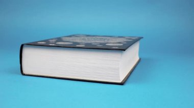 stop motion kitapları mavi arka planda birbiri üzerine konur