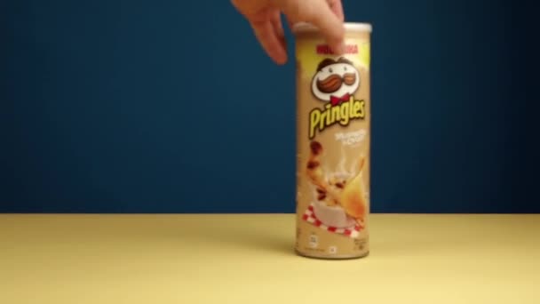 Rusia Moskow 2 Agustus 2019. Pringles chips kentang pada latar belakang biru — Stok Video