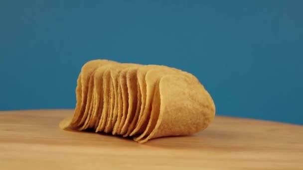 Papas fritas girando sobre un fondo azul — Vídeos de Stock