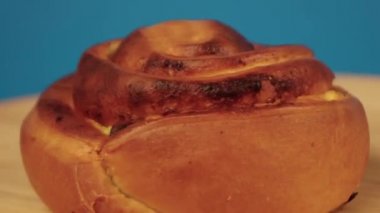 Tatlı çörek mavi arkaplanda 360 derece döner.