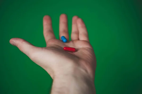 Červená Modrá Tableta Mužské Ruce Zeleném Pozadí — Stock fotografie