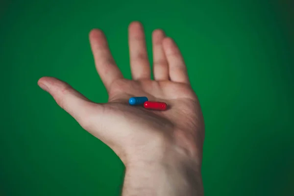 Tableta Roja Azul Una Mano Hombre Sobre Fondo Verde —  Fotos de Stock