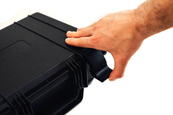 Мужская рука открывает дело на белом фоне.