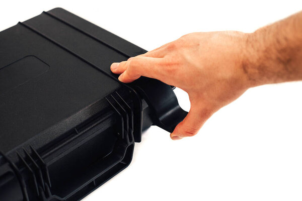 Мужская рука открывает дело на белом фоне.