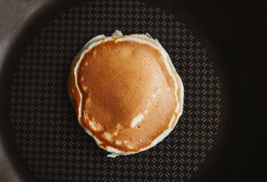 Lezzetli bir krep tavada pişirilir.