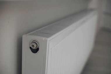 Beyaz duvara karşı beyaz yeni pil