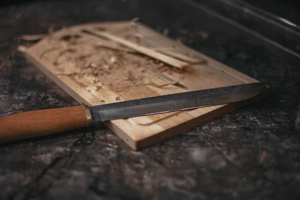 Drewniany Drążek Leżący Nożem Stole — Zdjęcie stockowe